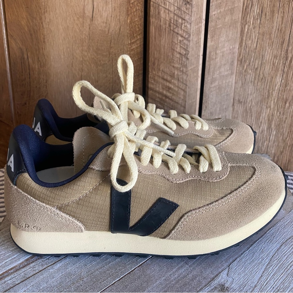 VEJA Sneakers Size 7